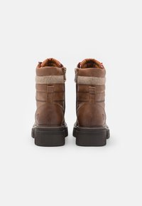 Hnědé kožené kotníkové boty s texturovaným materiálovým límcem, bočními zipy a detailem srdce na podpatku. Plné gumové podrážky.