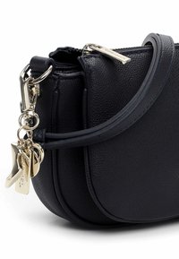 Czarna skórzana torba na ramię o teksturowanym wykończeniu, zamykana na zamek błyskawiczny, z ozdobami w złotym odcieniu. Wyposażona w odpinany brelok i regulowany pasek.