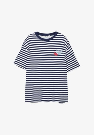 Raido-efekti T-paita tummansinisestä ja valkoisesta, lyhyet hihat, pyöreä kaula-aukko, jossa on kirsikoiden grafiikka ja teksti "Super Dessert" vasemmassa rinnassa.