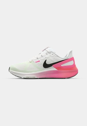Weißer Sport-Schuh mit schwarzem Swoosh, rosa Akzenten und strukturiertem Mesh-Obermaterial. Verfügt über ein leichtes Design und eine gepolsterte Sohle.