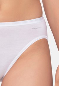 Slip in cotone bianco con una cintura elastica liscia, con il nome del marchio "mey lights" stampato in grigio sul lato.