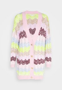 Neulecardigan, jossa on aaltoa muistuttava kuosi pastelliväreissä: vaaleanpunainen, vihreä, sininen ja ruskea. Varustettu ribbineulekauluksella ja sydämenmuotoisilla nappeilla.