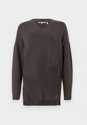 Pulover z V-izrezom in ohlapnim krojem v temno sivi barvi. Narejen iz mehkega materiala, z dolgimi rokavi in stranskimi razpoki za udobje in prosto gibanje.