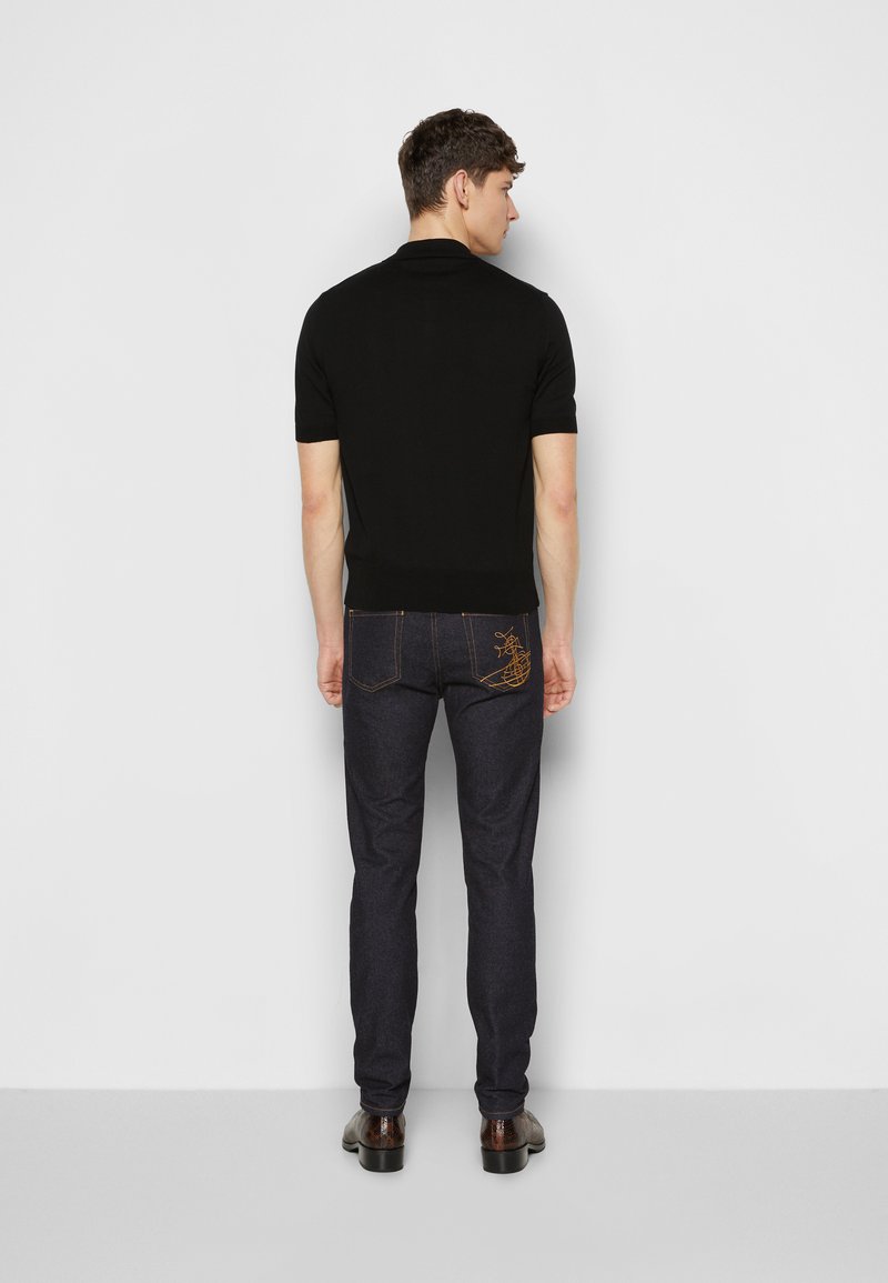 Herren T-shirts & Polos | Vivienne Westwood CLASSIC Jeans Tapered Fit indigo/dunkelblau - SC30403 Herren T-shirts & Polos | Vivienne Westwood CLASSIC Jeans Tapered Fit indigo/dunkelblau - SC30403
