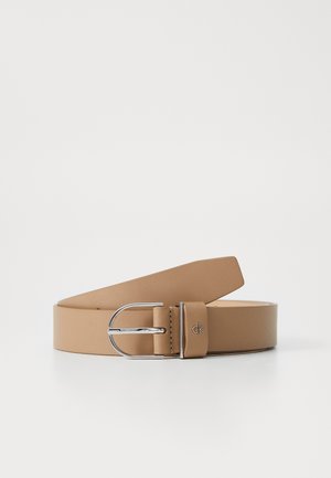 Cintura in pelle marrone chiaro con finitura liscia, dotata di una fibbia argentata e design minimalista. Presenta un logo discreto sulla cintola.