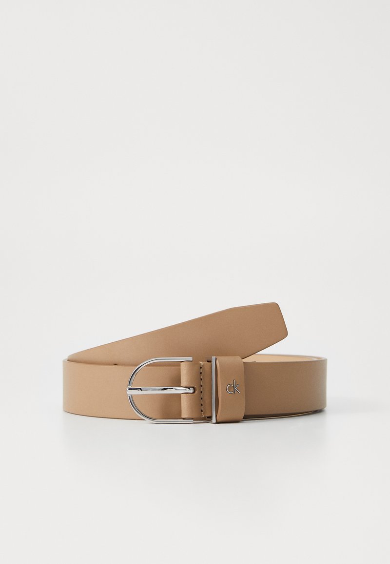 Cintura in pelle marrone chiaro con finitura liscia, dotata di una fibbia argentata e design minimalista. Presenta un logo discreto sulla cintola.