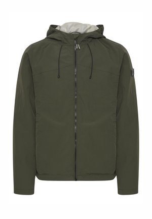 Zelena jakna s kapuljačom, koja ima zip zatvaranje, uže za podešavanje i glatku teksturu. Uključuje logotip na rukavu.