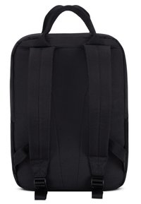Svart ryggsäck med vadderad baksida, justerbara remmar och bärhandtag. Slät yta med minimalistisk design och inga synliga mönster eller beslag.
