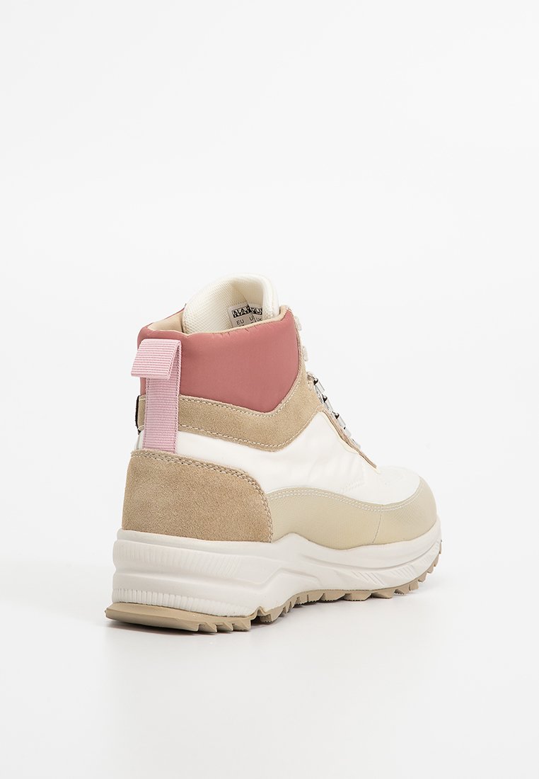 Hoge sneakers in beige en roze. Beschikken over een bovenwerk van suede en synthetisch materiaal, een witte tussenzool en een treklapje op de hiel. Textuur rubberen zool.