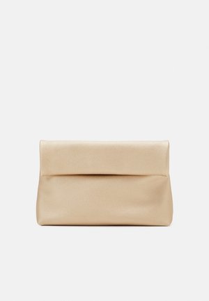 Pochette en cuir souple beige avec un rabat, forme rectangulaire et texture lisse sur un fond uni.
