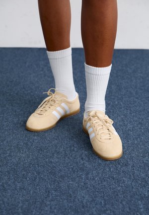 GAZELLE LO PRO W - Zapatillas - sand strata/ white/gum