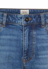 Denim jeans in een middelblauwe kleur met een vervaagde textuur. Heeft een knoopsluiting, riemlussen en zichtbare stikdetails. Merkenlabel zichtbaar.
