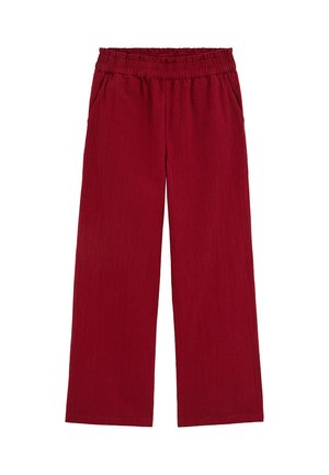 Pantaloni roșii cu croială largă, cu talie elastică și buzunare laterale, realizați dintr-un material moale, cu textură.