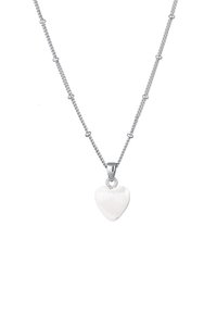 Sølv kædedyse med en hjerteformet, hvid vedhæng. Kæden har små runde accenter jævnt fordelt. Glat overflade og poleret finish.