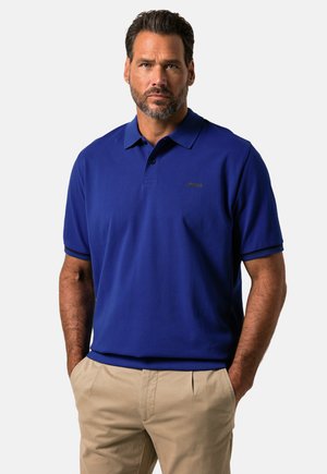 Royal blue polo shirt lavet af bomuldsblanding, med klassisk krave, korte ærmer og kontrasttrim, med diskret logo detalje.