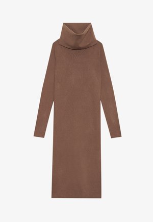 Hnědý pletený šaty s cowl výstřihem. Dlouhé rukávy a rovný silueta. Měkká textura a minimalistický design, vhodný pro vrstvení.