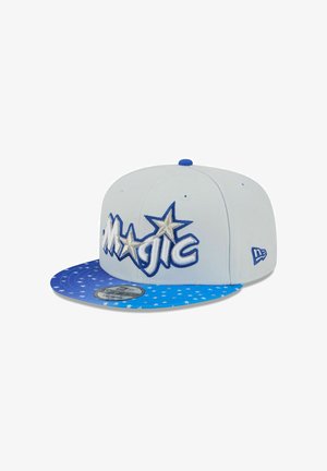 Blau-weiße Snapback-Kappe mit gesticktem "MAGIC"-Schriftzug und Sternakzenten. Verfügt über ein blaues, sternmusterbesetztes Visier und einen einfarbigen Körper.