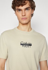 Calvin Klein CUT THROUGH LOGO - T-shirts med print - eucalyptus