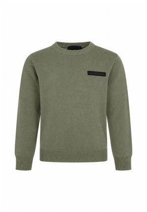Maglione verde a costine a maniche lunghe con scollo rotondo e piccola toppa rettangolare nera con logo sulla parte superiore sinistra del petto.