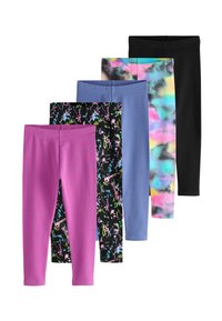 Fünf Paar Leggings in verschiedenen Farben: Pink, Hellblau, Schwarz mit einem Spritzmuster, mehrfarbiges Batik und einfarbig Schwarz. Weicher Stoff, dehnbare Passform.