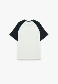 Kurze Ärmel T-Shirt mit weißem Körper und dunkelblauen Raglanärmeln, aus weichem Stoff, mit Rundhalsausschnitt und geradem Saum.