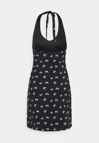 Czarna sukienka z dekoltem halter, posiadająca dopasowaną górę i rozkloszowaną spódnicę, ozdobiona małymi niebieskimi wzorami motyli.