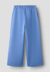 Zilas plaša piegriezuma bikses no viegla auduma, ar elastīgu jostasvietu un gludu tekstūru bez redzamiem rakstiem vai akcentiem.