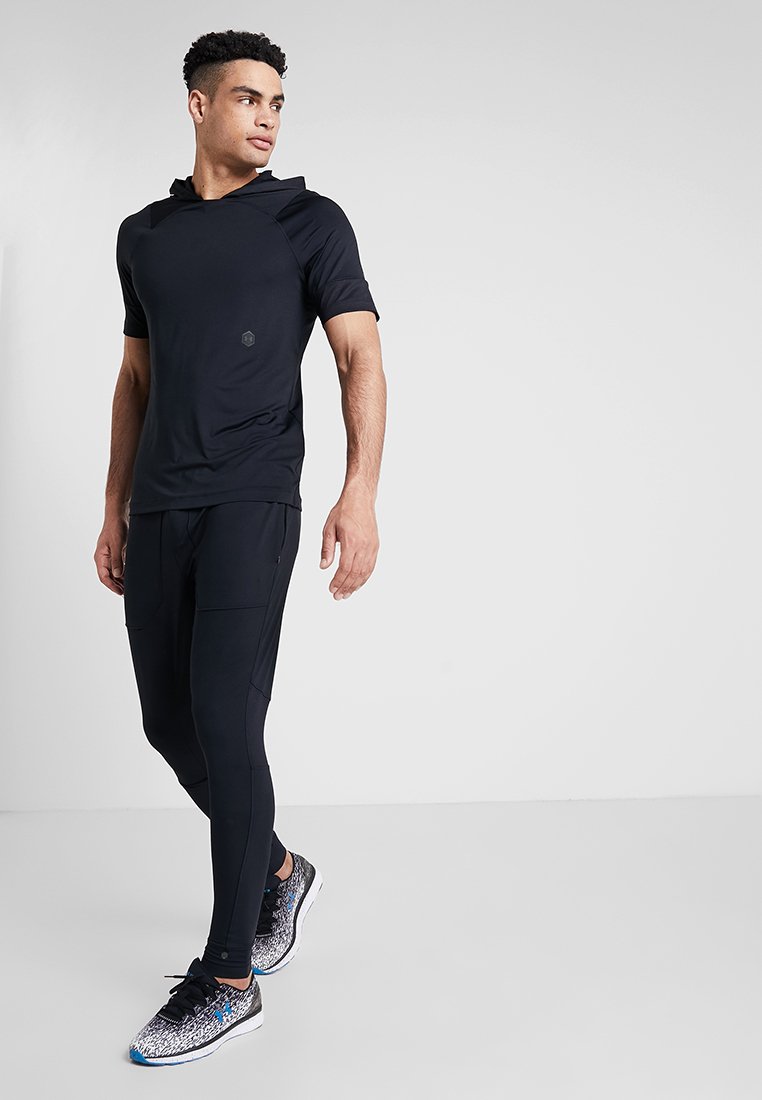 Herren Sportbekleidung | Under Armour RUSH ENGANLIEGEND Jogginghose black/schwarz - PK27492 Herren Sportbekleidung | Under Armour RUSH ENGANLIEGEND Jogginghose black/schwarz - PK27492