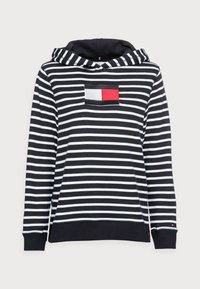 Sudadera con capucha a rayas horizontales en blanco y negro, que presenta un bolsillo en el pecho con un logo rojo y blanco. Puños y dobladillo de canalé.