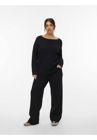 Sort, løstsiddende sweater med bred halsudskæring og lange ærmer; bukser i matchende farve med afslappet pasform; begge lavet af blødt stof.