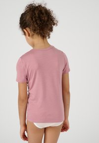 Maglietta rosa a maniche corte vista da dietro, realizzata in tessuto morbido, con scollatura rotonda e texture sottile. Design semplice senza motivi.