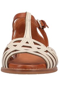 Sandál s otevřenou špičkou, krémovým tkaným vzorem s hnědými detaily, nastavitelným páskem kolem kotníku a texturovanou hnědou stélkou.