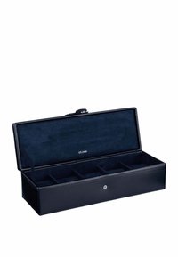 Scatola per orologi in pelle nera con superficie liscia, coperchio a cerniera, rivestimento in camoscio blu e cinque scomparti per l'organizzazione. Accenti in metallo argentato.