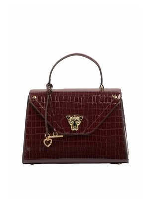 Bordowa skórzana torebka o teksturze krokodyla, ze złotymi akcesoriami i motywem twarzy lamparta na przodzie, z ozdobą w kształcie serca.