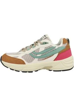 Baskets en mesh blanc et cuir avec des lacets beiges, des accents latéraux bleu sarcelle, un bout marron et un talon rose sur une semelle blanche épaisse.