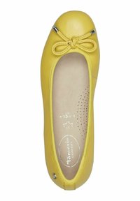 Ballerina gialla in pelle con punta arrotondata, dettaglio in velluto texturizzato e hardware in argento. L'interno presenta una soletta imbottita con fori di ventilazione.