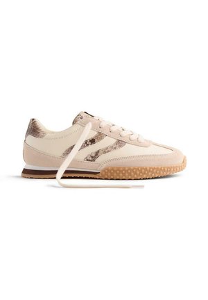 Sneakers con tomaia in pelle bianca, dettagli a motivo serpente e rinforzi in suede beige. Punta rotonda, design con lacci e suola in gomma.