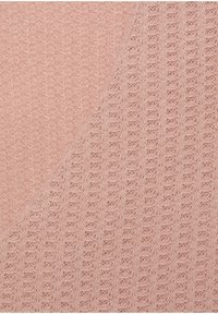 Gestickter Stoff in sanftem Rosa, mit einem strukturierten Muster aus offenen Geweben und komplexen Stichen, das visuelle Tiefe und Dimension schafft.