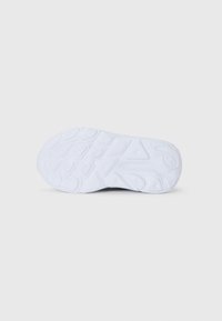Semelle de sneaker blanche en caoutchouc texturé, présentant un motif de semelle sophistiqué et des accents en relief pour une meilleure adhérence.