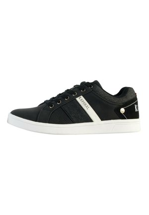 Zapatos deportivos negros con parte superior de cuero suave, detalles de malla, raya blanca y acentos de textil. Presentan cordones redondos y una suela blanca.