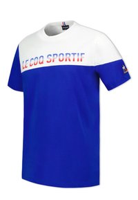 T-shirt à manches courtes bleu et blanc avec le texte "LE COQ SPORTIF" en rouge et bleu, col rond et écusson sur la manche.