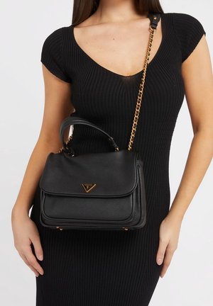 Černá kožená kabelka s texturovaným povrchem, zlatými kovovými doplňky a odnímatelným řetízkovým popruhem. Obsahuje designe s překlopnou klopou.