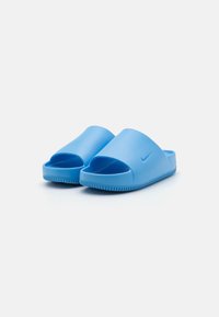 Modré plastové skluzné sandály s hladkým povrchem, otevřenou špičkou a texturovanou podrážkou. Na straně se nachází decentní logo Nike.