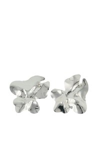 Orecchini in metallo color argento con una forma ondulata e organica, caratterizzati da una superficie liscia e riflettente e da un piccolo dettaglio a perno per la chiusura.