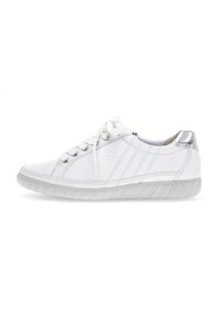Witte sneaker met een gladde leren bovenkant, vetersluiting, zilveren accenten op de hak en een gestructureerde rubberen zool.