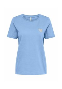 Camiseta de algodón azul claro con mangas cortas, escote redondo y un pequeño diseño de corazón plateado en la parte izquierda del pecho.