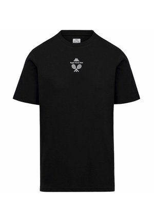 T-shirt noir à manches courtes avec un petit texte blanc « Kappa Tennis Club » et un graphique de raquettes de tennis croisées centrés sur la poitrine.