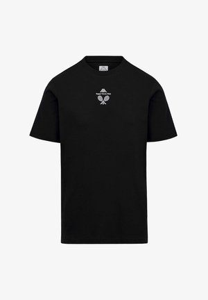 T-shirt noir à manches courtes avec un petit texte blanc « Kappa Tennis Club » et un graphique de raquettes de tennis croisées centrés sur la poitrine.