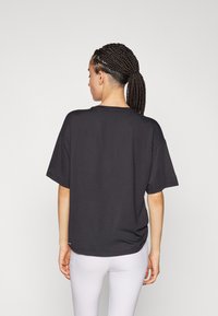 Puma STUDIO TWIST TEE  - Sportfelső - black