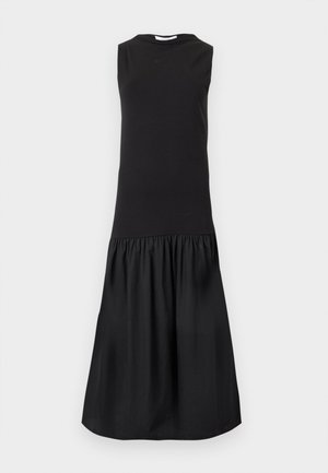 Μαύρο midi φόρεμα χωρίς μανίκια με εφαρμοστή κορσέ και φούστα με πιέτες και φερμουάρ κάτω από τη μέση σε μονόχρωμο φόντο.